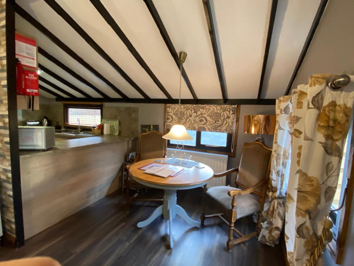 Squirrel Lodge At Owlet Hideaway - With Hot Tub, Near Йорк Екстер'єр фото